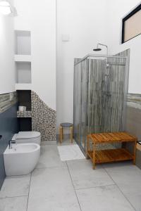 拉文纳La Pineta del Borgo的带淋浴、卫生间和盥洗盆的浴室