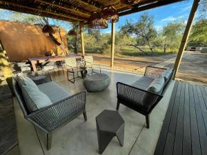 斯库库扎Rixile Kruger Lodge的庭院设有桌椅,享有荒野的景色