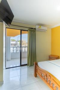 巴兰基亚Hotel Costa mar的一间卧室设有一张床和一个阳台