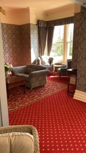 艾斯加斯桑顿住宿加早餐旅馆的带沙发和红地毯的客厅