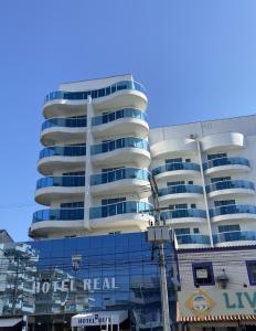 卡波布里奥Hotel Real的街道上高大的建筑,有蓝色的窗户