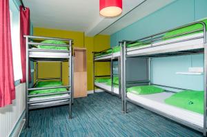 马勒姆马勒姆YHA酒店的双层床间 - 带3张双层床