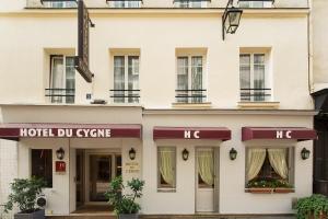 巴黎Hôtel du Cygne Paris的一座酒店在一座建筑前方展示