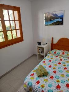 霍斯皮塔勒·德尔英福Chalet a 100m de la playa de Cristal, Pino Alto的一间卧室设有一张床和一个窗口