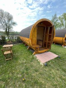 多瑙河畔埃默斯多夫Donaucamping Emmersdorf的小屋设有桌子和长凳