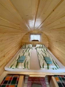 多瑙河畔埃默斯多夫Donaucamping Emmersdorf的小木屋小房间的一个床位