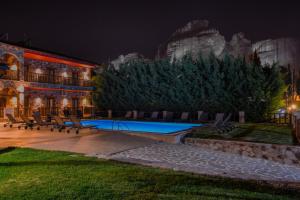 卡兰巴卡莫纳斯提尔酒店的一座晚上设有游泳池的房子