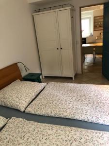 柏林利连塔伊思洛辰公寓的一间带两张床的卧室、一个橱柜和一间厨房