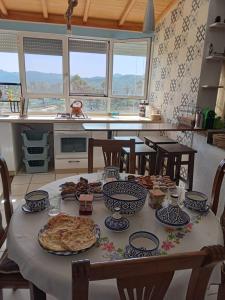 弗尼迪克bel appart refait à neuf sur Tamouda Bay Tétouan的厨房里一张带食物盘的桌子