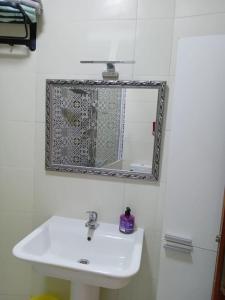 弗尼迪克bel appart refait à neuf sur Tamouda Bay Tétouan的浴室设有白色水槽和镜子