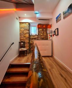 科英布拉COIMBRA CITY CHARM的一间设有石墙的房间和一张桌子