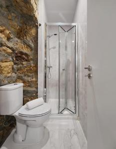 科英布拉COIMBRA CITY CHARM的一间带卫生间和玻璃淋浴间的浴室