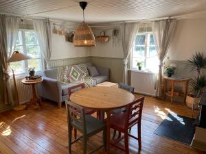 马隆HomeSweetSweden的客厅配有桌子和沙发