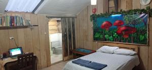 帕斯托Cabaña de camping Villa Ernestina的一间卧室配有一张床和蘑菇画