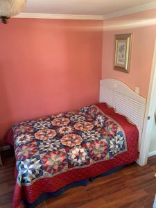 大洋城ELIS APARTMENT的一间卧室配有床,床上装有被子
