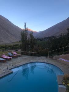 皮斯科艾齐卡巴纳斯埃尔齐米斯塔酒店的一座大游泳池,后面是群山
