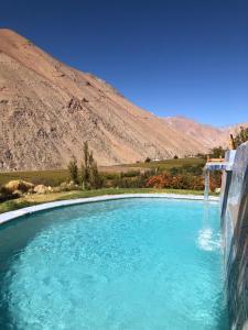皮斯科艾齐卡巴纳斯埃尔齐米斯塔酒店的一个带瀑布的蓝色海水游泳池