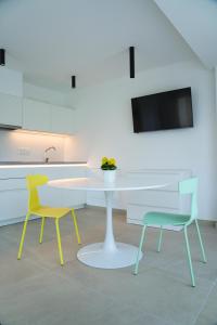 泰尔梅诺Zilli Studio Apartments的厨房配有白色的桌子和两把椅子