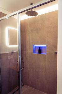 泰尔梅诺Zilli Studio Apartments的带淋浴的浴室和玻璃门