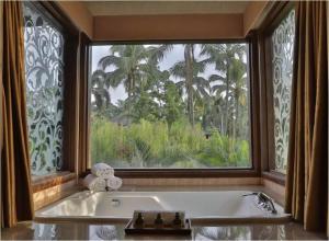 塞贝维塞贝维Spa度假酒店的带浴缸的浴室和大窗户