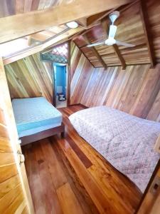 卡维塔Casa Numú的一间卧室设有一张床和天花板