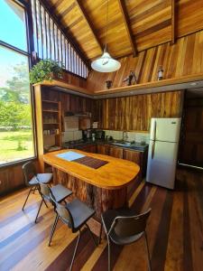 卡维塔Casa Numú的厨房配有大型木桌和椅子