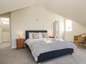 凯西克Skiddaw Heights的一间卧室配有一张大床和毛巾