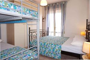 Apartments in Porto Santa Margherita 42872客房内的一张或多张床位