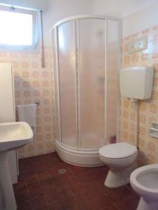 Apartments in Porto Santa Margherita 42872的一间浴室