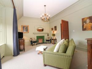 巴拉特Macdui - Mar Lodge Estate的带沙发和壁炉的客厅