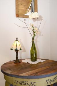 赞考Kenderhordó Pihenőház的一张桌子,上面有台灯和花瓶