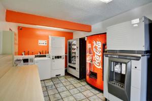 绍辛顿哈特福特6号汽车旅馆 - 索辛顿的厨房配有可乐机和橙色墙壁