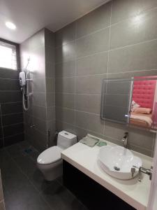 居銮米米民宿的浴室配有白色卫生间和盥洗盆。
