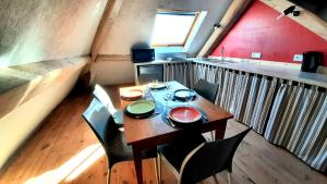 Varennes-sur-le-DoubsGîte Chez Léo的带厨房的小房间配有桌椅