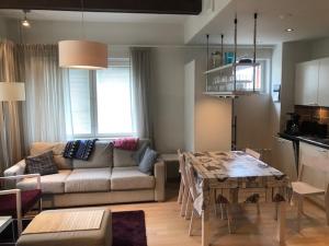 萨利色尔卡卡斯蒂略克罗塔提公寓的客厅配有沙发和桌子