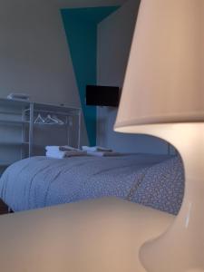 伊夫雷亚6daNoi bis的一间卧室配有一张床和一盏灯