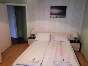 索非亚Hotello的一间卧室配有一张带两盏灯的大型白色床。