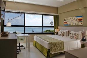 福塔莱萨Bourbon Fortaleza Hotel Beira Mar的一间卧室设有一张床,享有海景