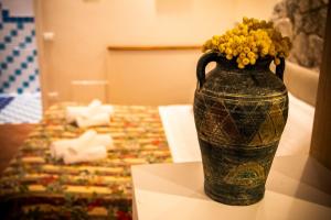 卡斯泰尔莫拉CASA FRANCY的一张桌子上摆着黄色花的花瓶