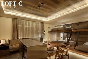 札幌41 PIECES Sapporo的客房设有餐桌和双层床。