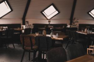 DoroteaDoro Camp Lapland的一间带桌椅和天窗的用餐室
