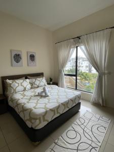 关丹Swiss Garden Resort Residence (Beach & Waterpark)的一间卧室设有一张大床和一个大窗户