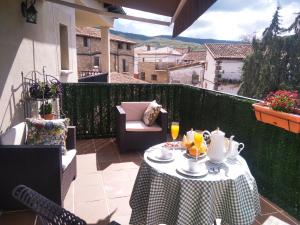 VillamielRestaurante & Hotel Rural El Mirador de Trevejo的阳台上的桌子和茶具
