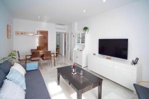 桑卢卡尔-德巴拉梅达Apartamento Montefillo的带沙发、电视和桌子的客厅
