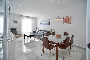 桑卢卡尔-德巴拉梅达Apartamento Montefillo的客厅配有桌子和沙发