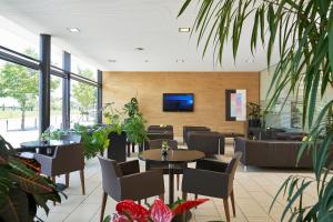 多恩比恩多恩比恩公平汽车旅馆的一间带桌椅的餐厅以及墙上的电视