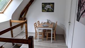 Saint-Mars-sur-la-FutaieL'Angeberdière的一间带桌椅的用餐室