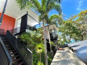 锡春普拉萨恩索克别墅海滩度假村的房屋前方有楼梯和棕榈树