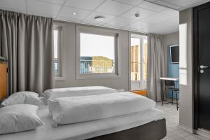 奥斯陆康福特茵波什贝肯酒店的一间卧室设有两张床和窗户。