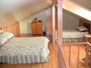 拜圣保罗际遇木屋的一间带两张床的卧室和一个阁楼